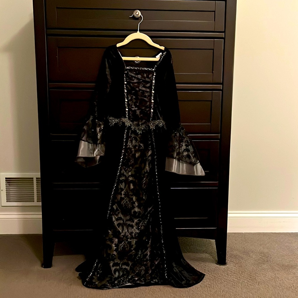 Girls ‘Vampire Princess’ costume, size Med (8-10)